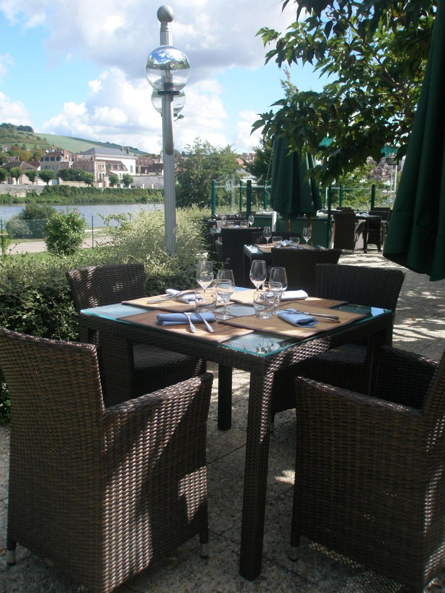 Hotel Restaurant Le Rive Gauche Joigny Exterior foto